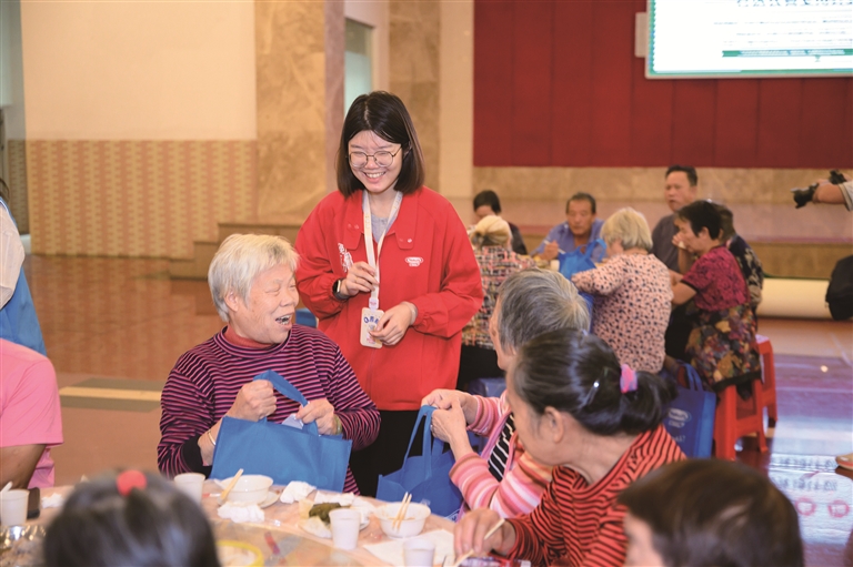 寮步镇岭厦社区长者共度温馨早茶时光
